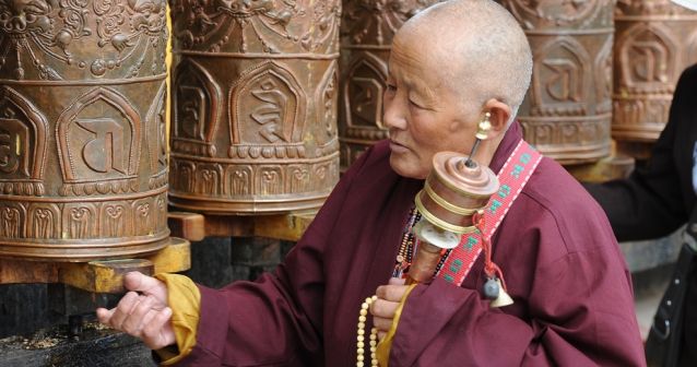 La causa de un desequilibro reside en un déficit o un exceso de energía, según los métodos tradicionales tibetanos.