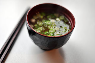 320px-Miso-suppe_6363793903